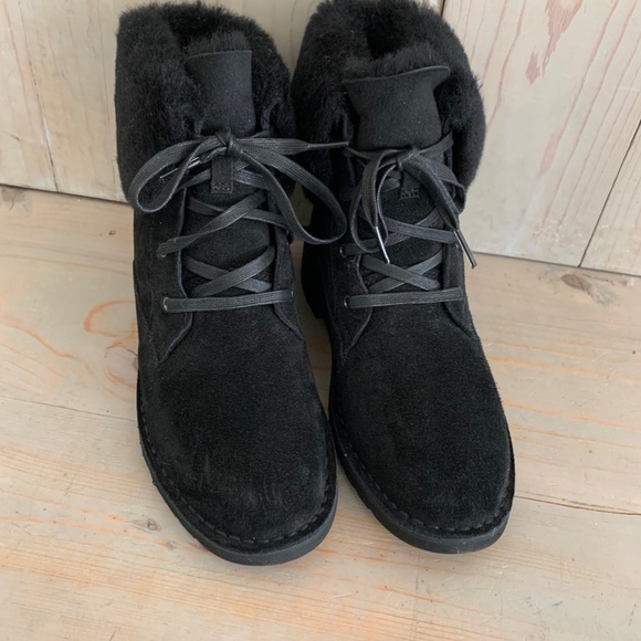 - UGG WEYLYN BLACK FUR CUFF ANKLE BOOTS New - Picture 3 of 9
